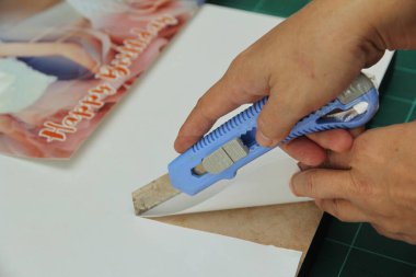 Tablo resimli yüzen çerçeve binası, el makası bıçağı güvertede kağıt kapağı, ahşap şamandıra çerçevesi, yan tarafı açık. Resimlerin yuvarlanan ahşap çerçeveyle gelmesini bekle..