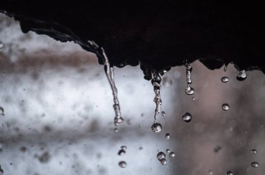 Bir kayanın üzerine düşen su