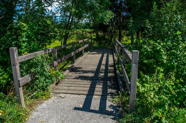 Un ponte di legno o un ponte di legno — Foto Stock