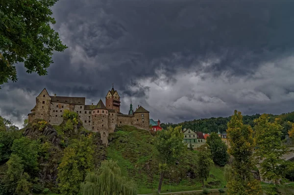 Loket, a royal castle was built on a landmark promontory within the Ohre River bend. — Stock Photo, Image