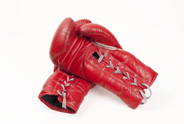 Viejo usado guantes de boxeo de cuero rojo poner las manos juntas, aislado sobre fondo blanco — Foto de Stock