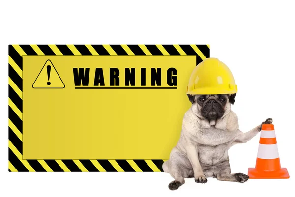 Cão pug com capacete de segurança trabalhador construtor amarelo e sinal de aviso em branco — Fotografia de Stock