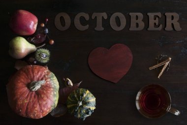 güzel rustik sonbahar düz yaprakları, pumpkins, kestane, fincan çay ve harfler ile Ekim ahşap zemin üzerinde yatıyordu