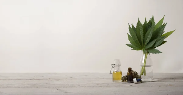 Striscione Che Mostra Olio Cbd Bottiglia Vetro Foglie Marijuana Sativa — Foto Stock