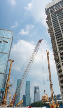 Şantiye vinç ve yüksek bina arka plan ile