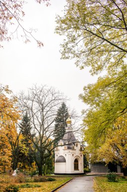 Sonbahar parkındaki kilise.
