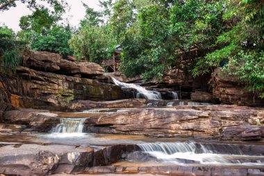 Dağlarda küçük bir şelale