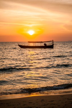 Balıkçı teknesi ile gün batımı