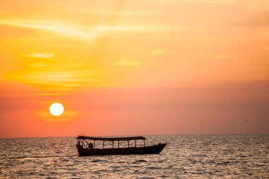 Tekne ve gün batımı
