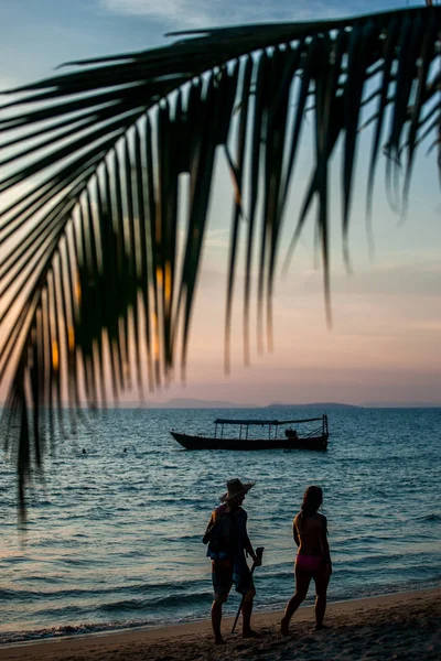 Günbatımından hemen sonra denizde bir tekne.