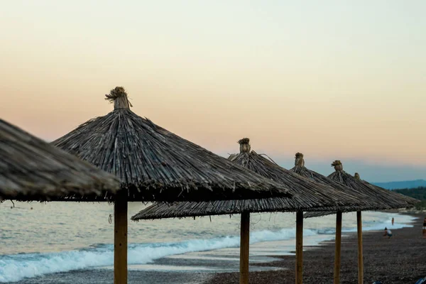 Yoğun bir günün ardından güneş şemsiyeleri dinleniyor