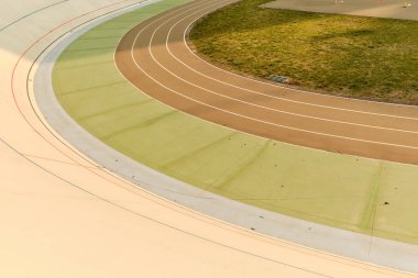 Spor stadyumunda koşu bandı