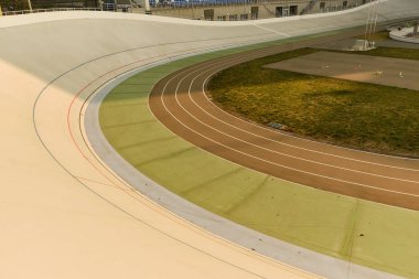 Spor stadyumunda koşu bandı