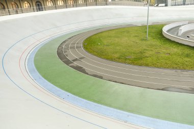 Spor stadyumunda koşu bandı