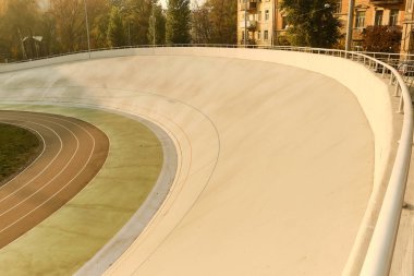 Spor stadyumunda koşu bandı