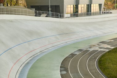 Spor stadyumunda koşu bandı