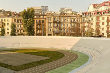 Bir yerleşim bölgesinde spor stadyumu