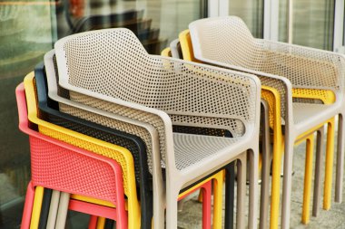 Birçok plastik renkli sandalye.