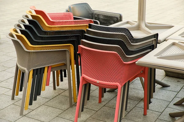 Mnoho plastové multi-barevné židle — Stock fotografie