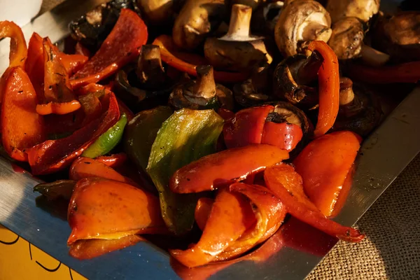 Fette di pepe al forno e champignons — Foto Stock