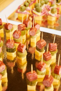Şiş üzerinde küçük peynir ve sosisler