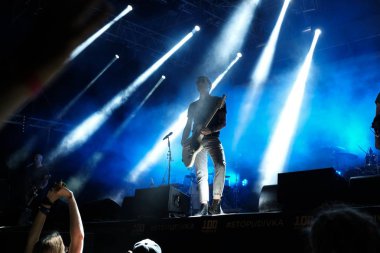 Gitarist sahnede çalıyor. Rock konseri. 