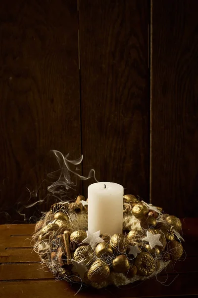 Wygasająca świeca w świeczniku i dym na czarnym tle. — Zdjęcie stockowe