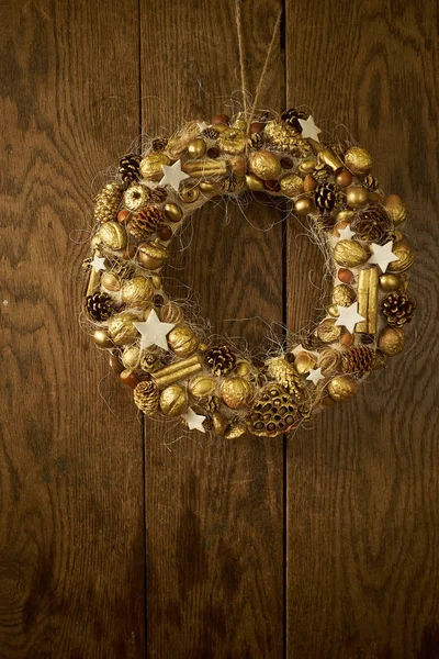 Ręcznie robione Boże Narodzenie elegancki wieniec na drewnianym tle — Zdjęcie stockowe