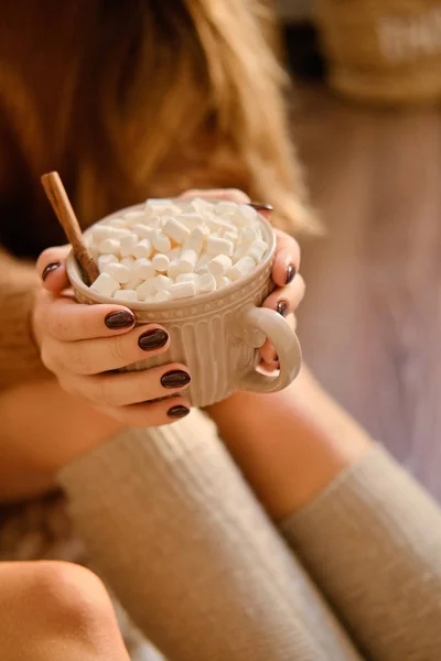 Frauenhände halten eine Tasse Kakao mit Marshmallows. — Stockfoto