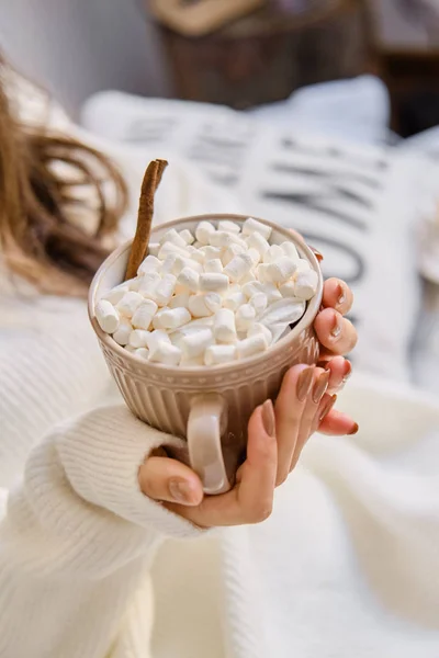 Tasse Kakao mit Marshmallows in weiblichen Händen — Stockfoto