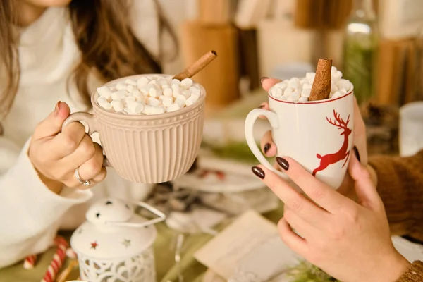 Tassen mit heißer Schokolade und Marshmallows in Frauenhand. — Stockfoto