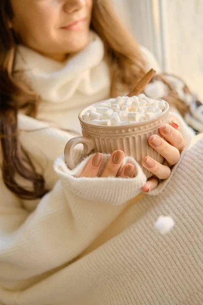 Frau trinkt heiße Schokolade mit Marshmallows im warmen Karo — Stockfoto