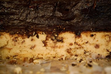 Çikolatalı pasta, üstüne de çikolata katılmış.