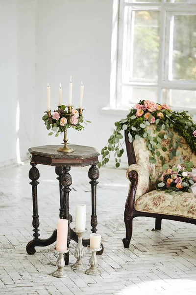 Aménagement floral intérieur et mobilier ancien - table, fauteuil vintage, sol blanc . — Photo