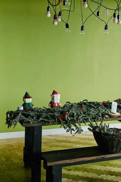 Jednoduchý vánoční interiér na zeleném pozadí — Stock fotografie
