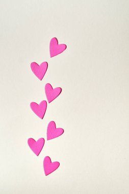 Sevgililer Günü için kalplerle dolu tebrik kartı. Açık arkaplanda bir sürü pembe kalp.. 