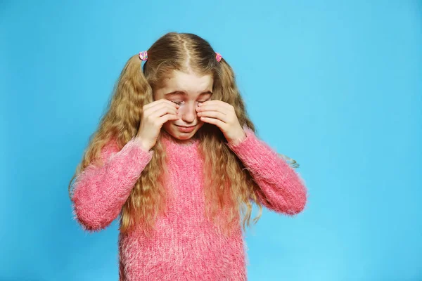 Sarışın küçük kız ağlayarak yüzünü elleriyle siliyor.. — Stok fotoğraf