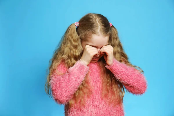 Το ξανθό κορίτσι, απομονωμένο κλαίει, σκουπίζοντας το πρόσωπό της με τα χέρια της.. — Φωτογραφία Αρχείου