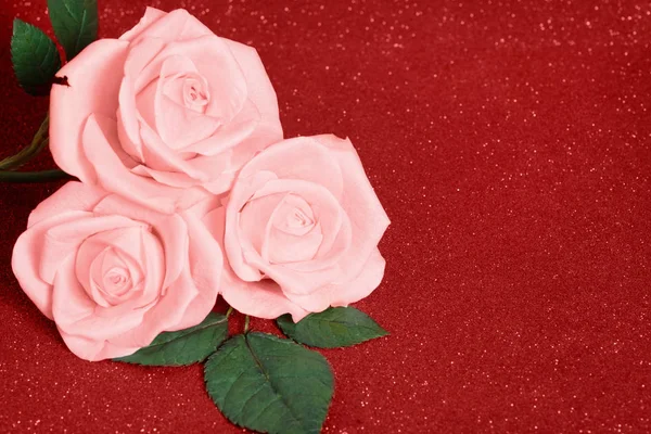 Růžové růže na červeném pozadí bokeh. Pozdrav na Valentýna. Svatební přání. Svatební pozadí. — Stock fotografie