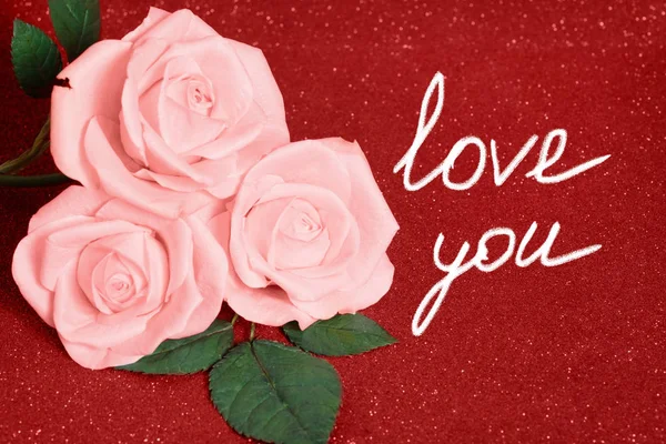 Κάρτα Αγίου Βαλεντίνου τριαντάφυλλα κείμενο "Σ 'αγαπώ". κάρτα ημέρα του Αγίου Βαλεντίνου με τρία ροζ τριαντάφυλλα σε κόκκινο φόντο boke. Αγάπη και γαμήλια ημέρα έννοια. — Φωτογραφία Αρχείου
