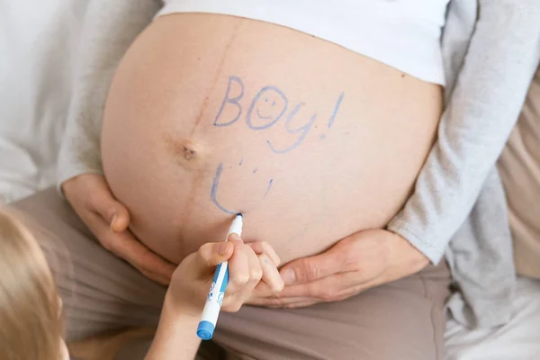 Embarazada ¡Este es un niño! Vientre de una mujer embarazada. Primer plano — Foto de Stock