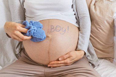 Hamile. Bu bir erkek! Hamile bir kadının karnı.. 