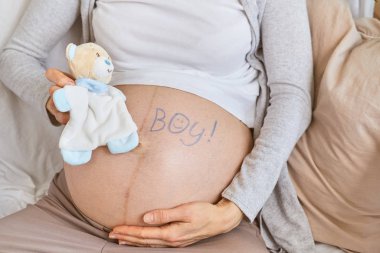 Hamile. Bu bir erkek! Hamile bir kadının karnı.. 