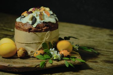 Paskalya pastası, arka planda yumurtalar.