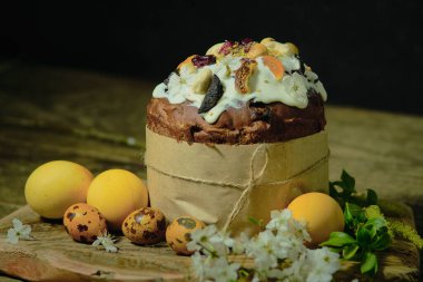 Karanlık bir arka planda Paskalya pastası ve yumurta.