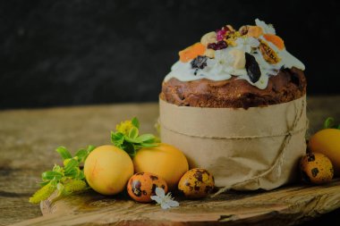 Paskalya pastası ve yumurta. Karanlık bir arka planda hayat