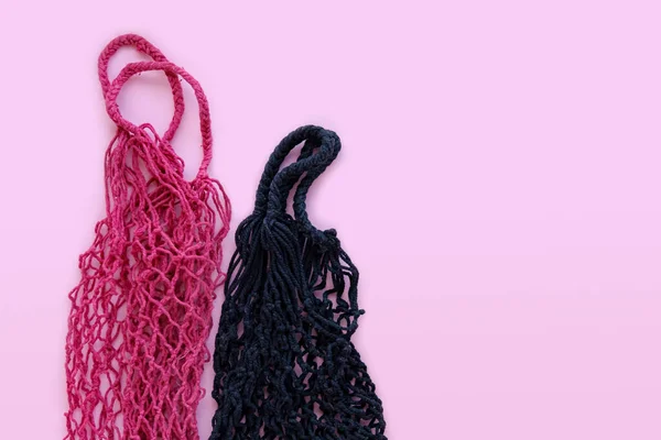 Deux sacs à ficelle sur fond rose. concept zéro déchet — Photo