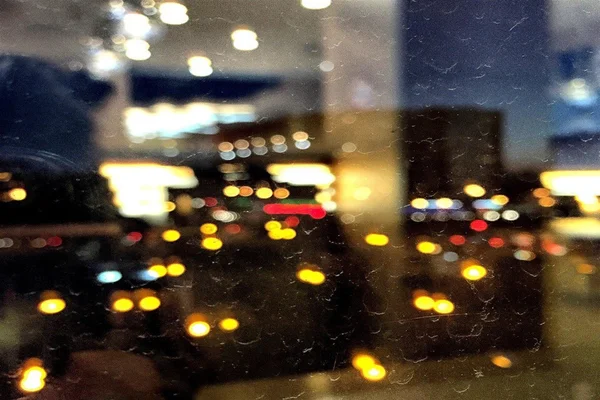 otrajenie sveta v okne