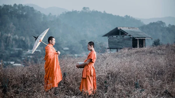 2月26日タイ チェンマイ2020年2月26日タイ チェンマイでは 若い女性が仏像を家に持ち帰るために僧侶や初心者が連れて行っています — ストック写真