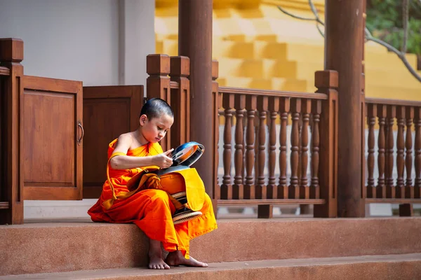 2月26日 2020年2月26日 タイのチェンマイで 初心者の小さな僧が寺院のパビリオン前のアームボウルに座っていた — ストック写真